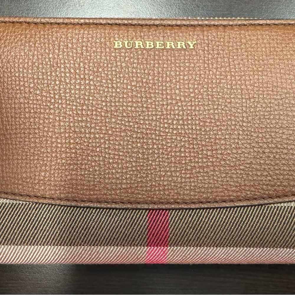 New Burberry Elmore Tan Grainy Leather Clutch Wallet